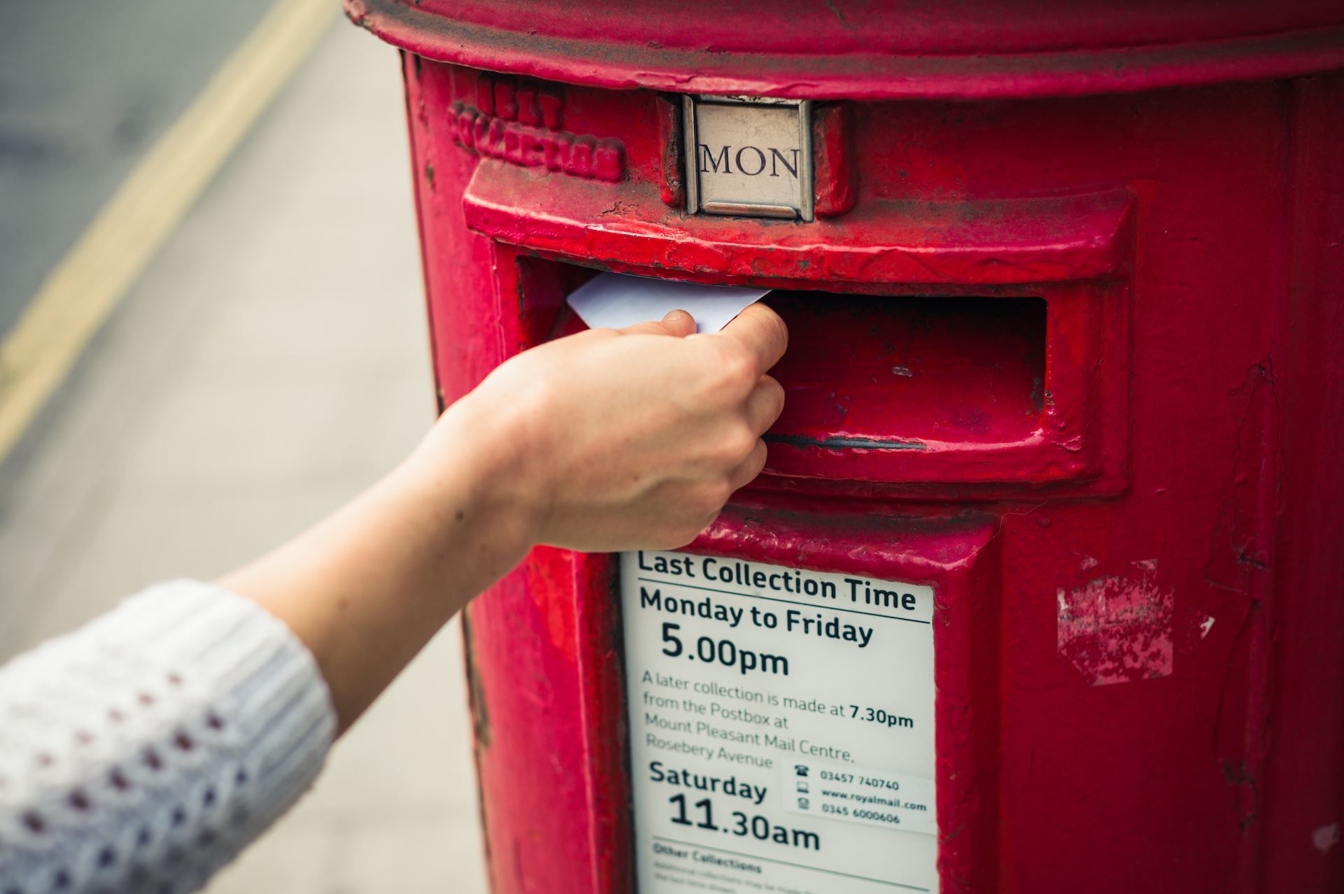 Postal letter. Первый почтовый ящик. Почтовый ящик на улице. Первые почтовые ящики в Англии. Первые почтовые ящики в России.